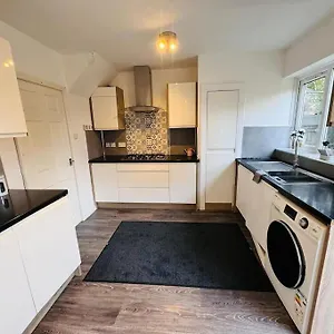 https://3-bedroom-modern-house-near-m1.cambridgehotelsuk.com